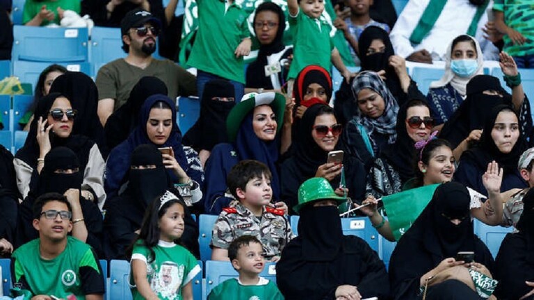 شاهد بالفيديو: مشجعة سعودية ترمي لاعب فريق النصر بكأس من الماء!