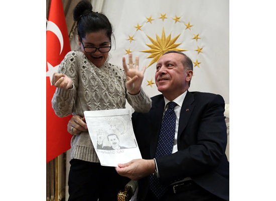 ماذا فعل أردوغان مع فتاة معاقة رسمت صورته؟