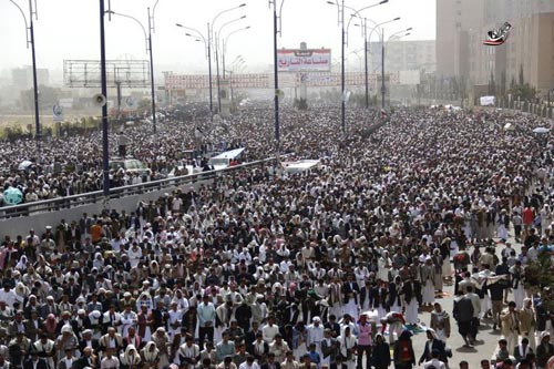 صورة من الأرشيف لصلاة الجمعة في شارع الستين