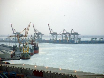 تقارير تؤكد احتجاز الحوثيون  34 سفينة إغاثية في ميناء الحديدة (وثائق)