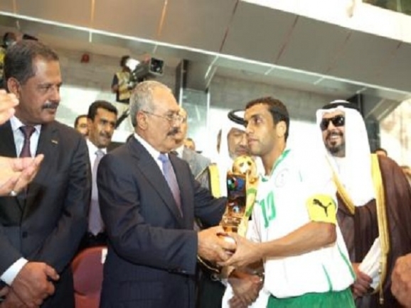صالح يسلم قائد المنتخب السعودي محمد الشلهوب كأس اللعب النظيف في 