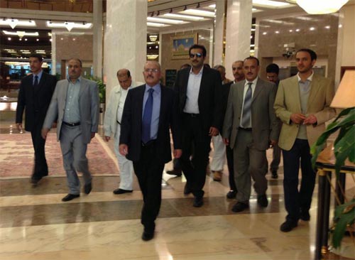 رويترز تصف صالح لأول مرة بالمخلوع.. مسؤول يمني يحث صالح على البقاء في الخارج