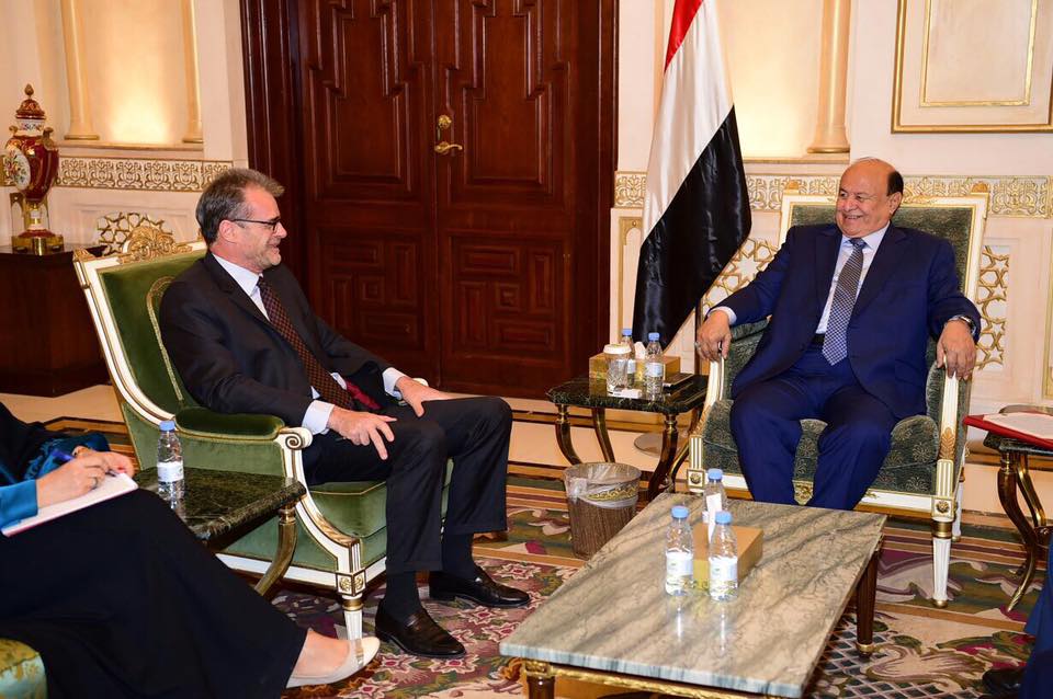 الرئيس هادي يبحث مع السفير الفرنسي إمكانية استئناف تصدير الغاز اليمني عبر شركة توتال