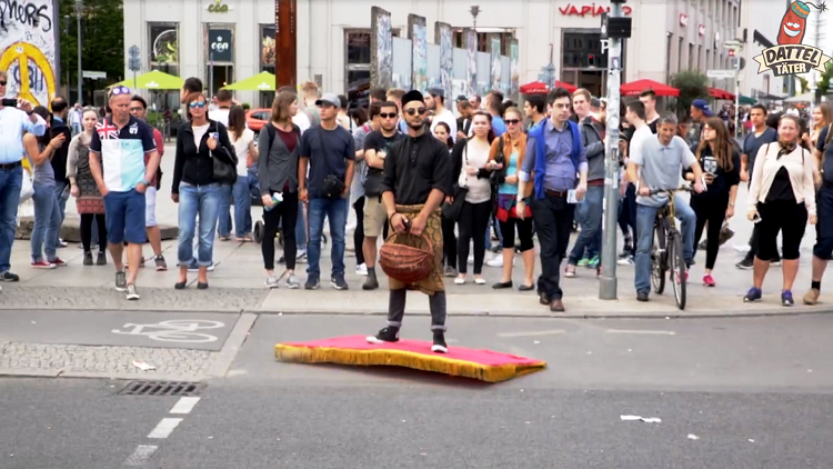 بالفيديو.. شاب مسلم يجوب شوارع برلين على \