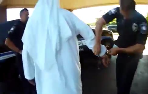 بالفيديو .. الشرطة الأمريكية تعتقل رجل أعمال إماراتيًا بالخطأ بسبب ثوبه