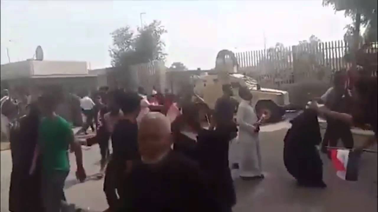 بالفيديو: عراقيون يطردون رئيس الوزراء \