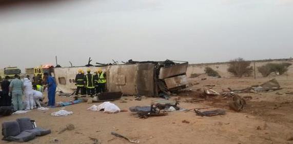بالصور.. انقلاب حافلة يقتل 10 ويصيب 40 معتمرًا على طريق الطائف - الرياض