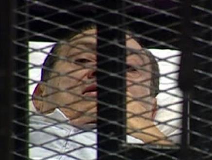 الرئيس السابق محمد حسني مبارك في قفص الإتهام كم ظهر اليوم