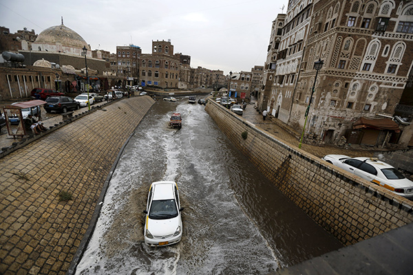 بالصور.. الأمطار تغرق شوارع صنعاء