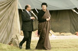 رفاق القذافي يكشفون (أسراره الرهيبة) تحت الخيمة