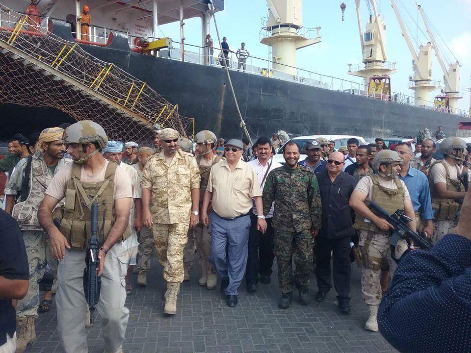 الرئيس هادي ينفذ زيارة رسمية برفقة محافظ عدن إلى ميناء المعلا (صور)