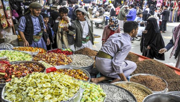 اليمنيون يشكون حالهم: لا ملبس ولا حلوى للعيد
