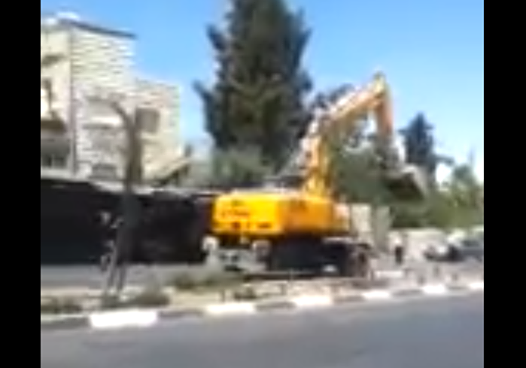 بالفيديو.. فلسطيني يهاجم حافلة إسرائيلية بالجرافة