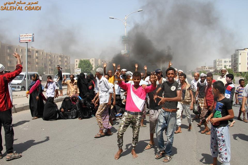احتجاجات غاضبة في عدن للمتقاعدين بسبب تأخر صرف رواتبهم (صور) 