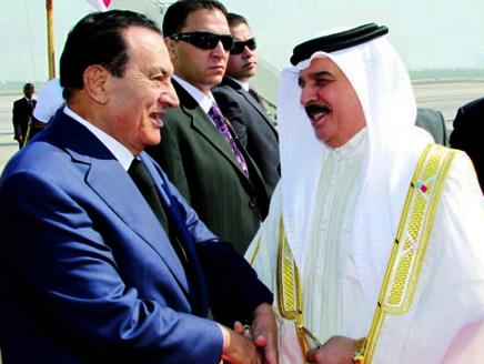 مبارك يجهش بالبكاء خلال زيارة العاهل البحريني له في محبسه الطبي