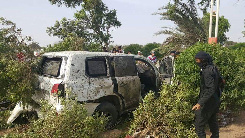 شاهد الصور الأولية لعملية استهداف موكب محافظ عدن وتضرر إحدى السيارات المدرعة