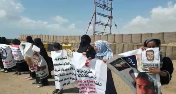 من وقفة احتجاجية لأمهات المخطتفين في  عدن