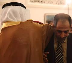 القيادي الحوثي حسن زيد يذل نفسه بهذه الحركة أمام الأمير الكويتي
