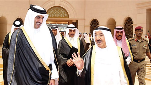أمير الكويت يدعو قطر إلى عدم اتخاذ أي خطوات تصعيدية بهدف احتواء التوتر