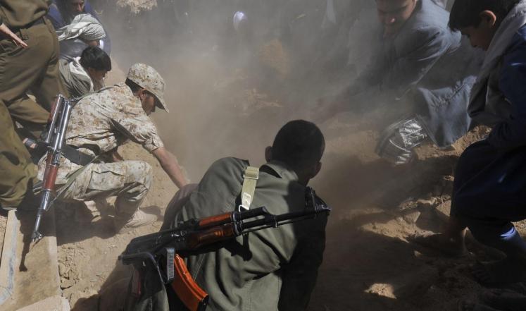 عناصر من مليشيات الحوثي تقوم بدفن قتلى المعارك (صورة تعبيرية - ا