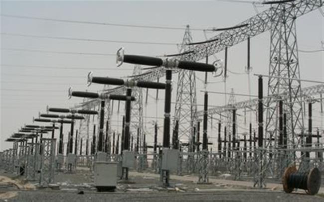 محافظ صنعاء يوجه الفرق الهندسية بإصلاح خطوط نقل الكهرباء في فرضة نهم