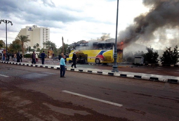 تفحم 13 تلميذا إثر اصطدام حافلة مدرسية بسيارة وقود شمالي مصر 