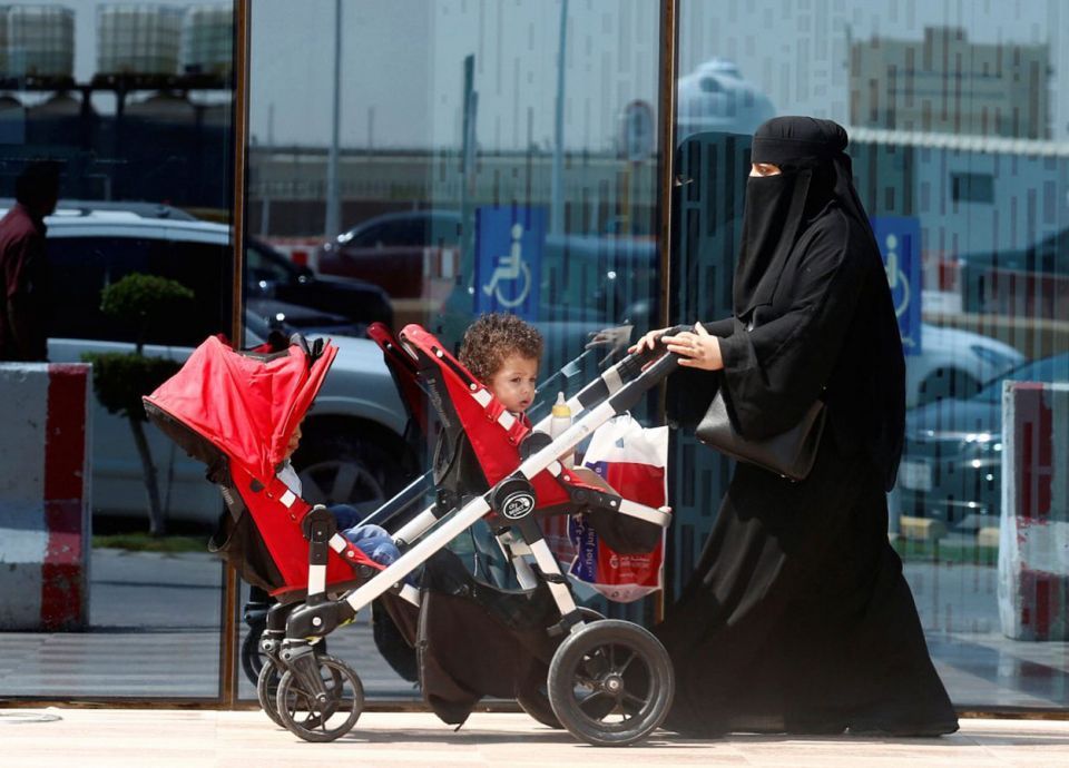 السعودية ترفض إغلاق المحلات وقت الصلاة