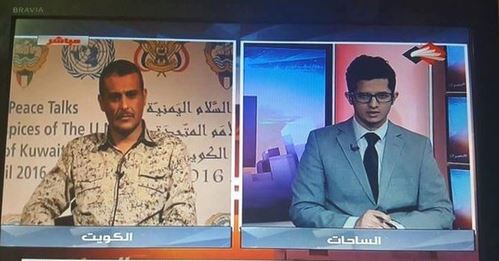 صحفي حوثي يظهر متحدياً من داخل الكويت بالزي العسكري