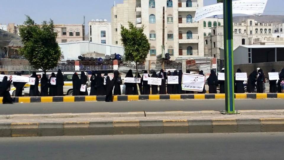 فتيات ونساء العاصمة يصرخن في وجه المليشيات المسلحة من أمام منزل الرئيس هادي