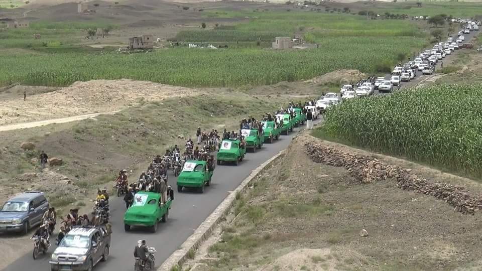 صورة لقافلة تشييع ضخمة لمليشيا الحوثي من أبناء ضروان آنس ذمار