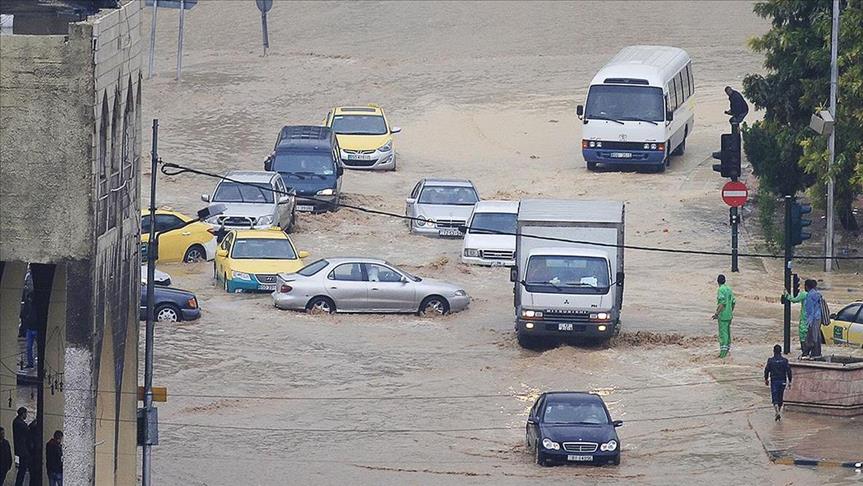 بالفيديو .. سيول فيضانية تغرق العاصمة الأردنية عمان وتجرف مئات السيارات