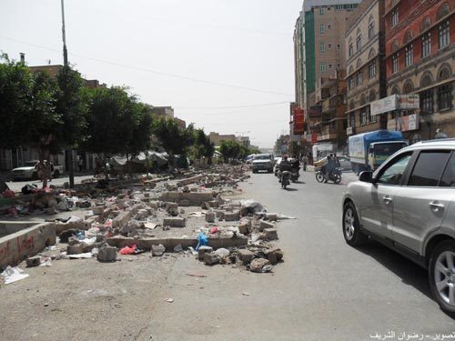 صنعاء: مواطنون محتجون يقطعون شارع الدائري الشمالي ويعتدون على سيارات المارة
