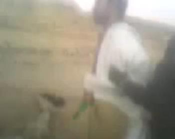فيديو يظهر قتل احد الأشخاص امام اهله في منطقة الحدأ لاتهامه بأنه بلطجي