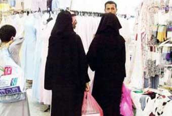 السعوديات يتخلصن اخيرا من احراج شراء ثيابهن الداخلية من بائعين رجال