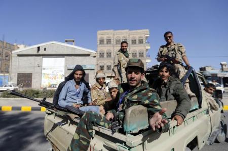 الحوثيون يهاجمون سوقًا بماويه في تعز وينهبون عشرات الملايين