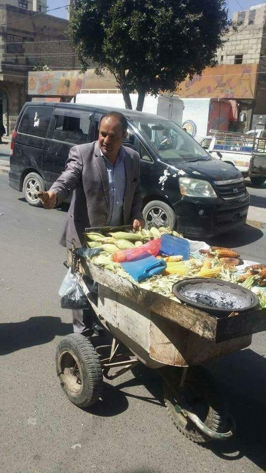 دكتور جامعي يلجأ لبيع (الذٌرة الشامية) في أحد الشوارع لإنقاذ حياته واسرته من الجوع