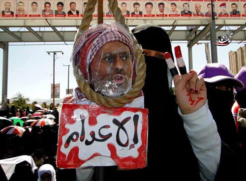 اليوم : مسيرة بالعاصمة صنعاء تطالب بإحالة صالح الي محكمة الجنايات الدولية