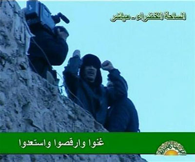 القذافي يخرج من مخبأه ويدعو الليبيين إلى التظاهر بالملايين ضد ال