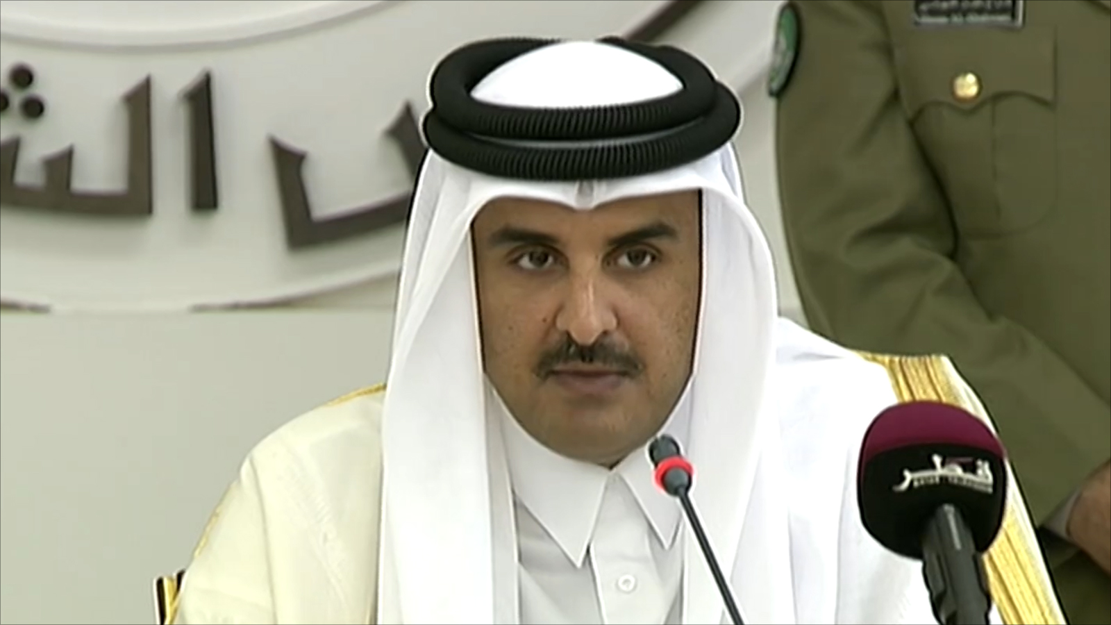 أمير قطر يصدر قانون «موارد بشرية» جديد ويغدق موظفي البلاد بمزايا وحوافز لا حصر لها