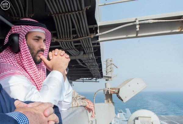 بالصور.. الأمير محمد بن سلمان يزور حاملة الطائرات 