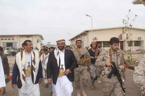محافظ مأرب يزور أسر ضحايا القصف الحوثي ويقدم نصف مليون ريال لكل أسرة