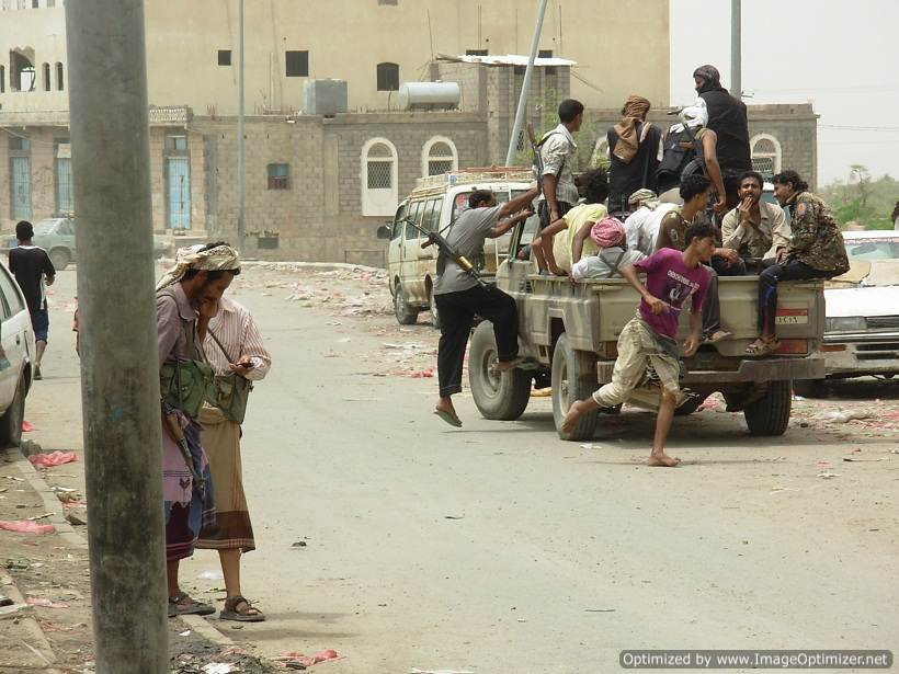 مسلحون يتبعون اللجان الشعبية وقوات الجيش في لودر - ارشيف