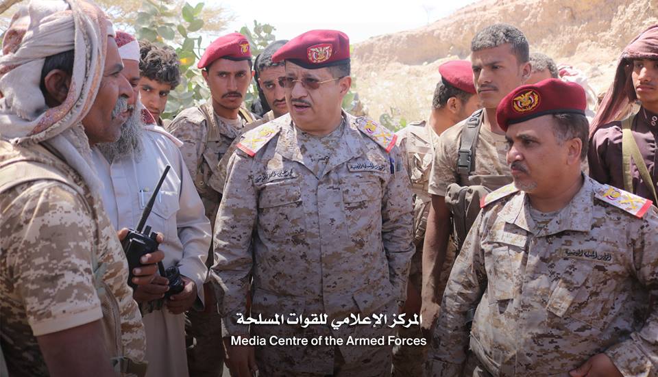 المقدشي والقميري يزوران قوات الجيش المرابطة في جبهة صرواح بمأرب