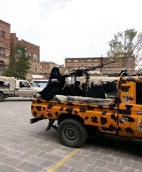 دورية نسائية حوثية في صنعاء