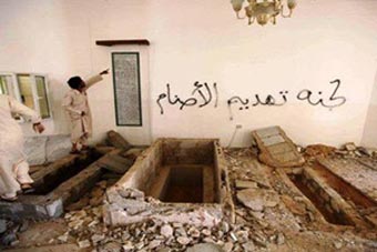 ثوار ليبيا ينبشون قبر والدة معمر القذافي ويحرقون عظامها