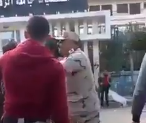 ضابط جيش مصري ينكل بأحد المواطنين بسبب أولوية المرور في الشارع «فيديو»