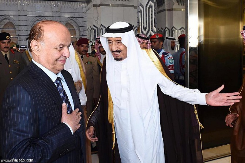 الملك سلمان في استقبال الرئيس هادي في جدة (أرشيف)