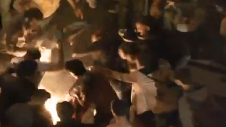 متظاهر لبناني يحرق نفسه بين المعتصمين في بيروت (فيديو)