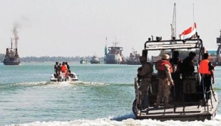 ضبط سفينة شحن تهريب في ساحل أحور تحمل حاويات وقرابة 50 أجنبياً