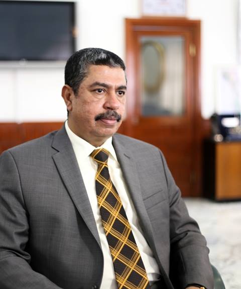 الحوثيون يضيقون الخناق على رئيس الوزراء خالد بحاح خوفا من مغادرت